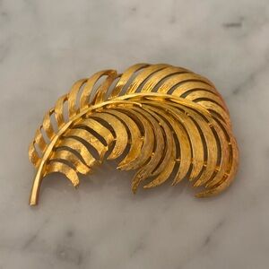 Vintage Capri Textured Feather Leaf Gold Tone Brooch Pin STUNNING